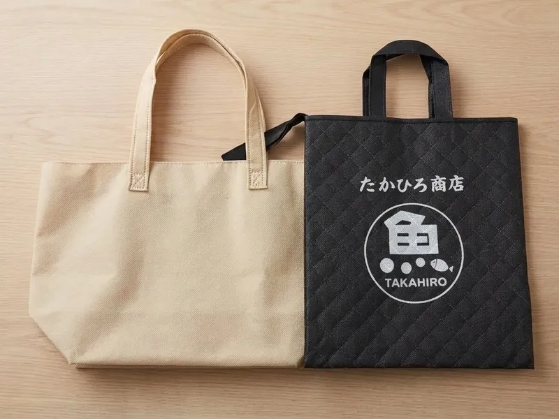 別注で製作した保冷トートバッグ2種(生成りと、たかひろ商店のロゴ入り紺)