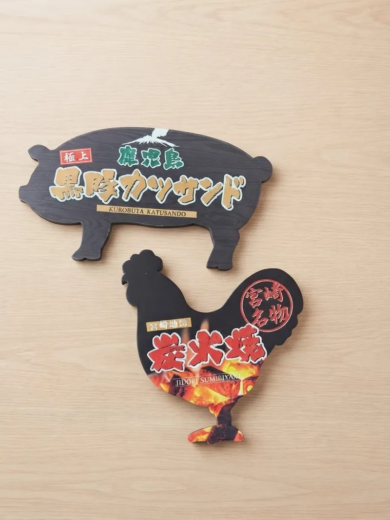 豚と鶏の形に型抜きされた2枚の販促ボード(黒豚カツサンド・地鶏炭火焼)